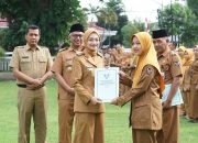 Mbak Wali Serahkan SK Kenaikan Pangkat 18 PNS, Tekankan Etika Dan Pelayanan Publik