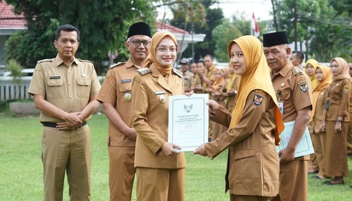 Mbak Wali Serahkan SK Kenaikan Pangkat 18 PNS, Tekankan Etika Dan Pelayanan Publik