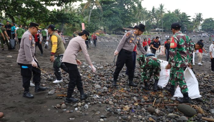 Polri Bersama Pemerintah dan Masyarakat Bersinergi Jaga Kebersihan Pantai Medewi