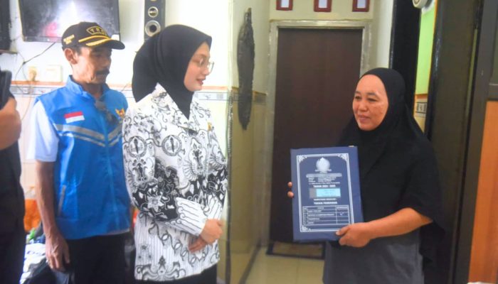 Sambangi Rumah Warga Semampir, Wali Kota Kediri Serahkan Ijazah dan Bantuan Paket Sembako