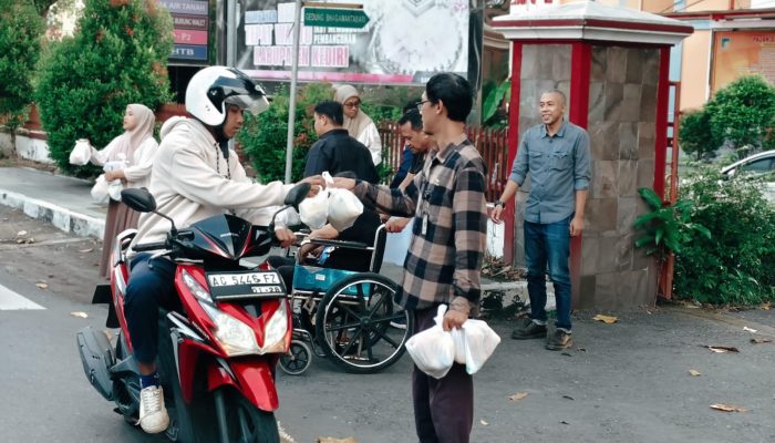 Berkah Ramadhan 1447H, KPU Kabupaten Kediri Gelar Aksi Sosial Bagi Takjil dan Doa Bersama