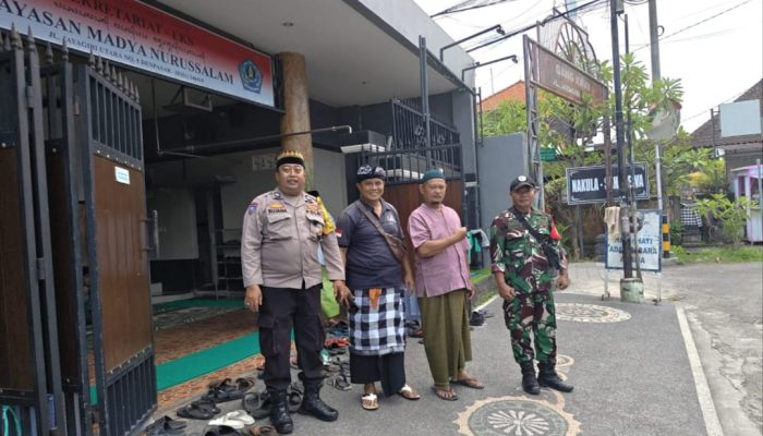 Bhabinkamtibmas Bersama Babinsa dan Pecalang Kawal Ibadah Sholat Jumat di Yayasan Madya Nurussalam