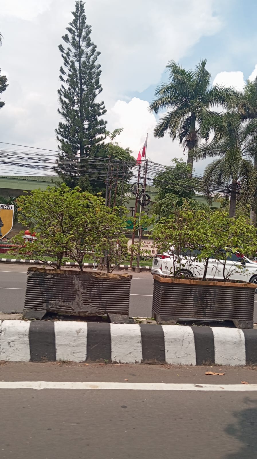 Bendera terbalik di Makodim Kediri