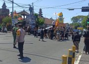 Bhabinkamtibmas Kesiman Petilan Bersama Babinsa Kawal Prosesi Ngaben di Banjar Abiannangka Kelod