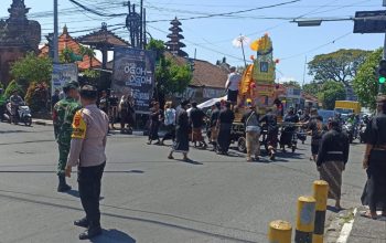 Bhabinkamtibmas Kesiman Petilan Bersama Babinsa Kawal Prosesi Ngaben di Banjar Abiannangka Kelod