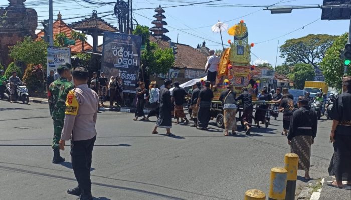 Bhabinkamtibmas Kesiman Petilan Bersama Babinsa Kawal Prosesi Ngaben di Banjar Abiannangka Kelod