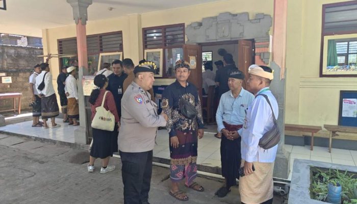 Bhabinkamtibmas Sumerta Kauh Atensi Kunjungan Menteri Pendidikan di SD Negeri 6 Sumerta