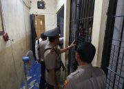 Hari Pertama Menjabat, Kapolsek Dentim Langsung Tinjau Ruang Tahanan dan Bangunan Mako Polsek