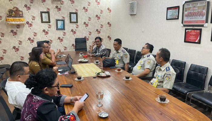 Ka. Kantah Tabanan beserta Kasi Survei-Pemetaan dan Kasi Penetapan Hak-Pendaftaran Rapat Pembahasan Integrasi Data Pertanahan-Perpajakan bersama Asisten III Pemkab Tabanan dilanjutkan dengan Diskominfo Tabanan