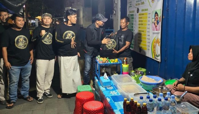 Peduli Pelaku UMKM, Yakuza Maneges Berbagi di Kawasan Jalan Dhoho Kota Kediri