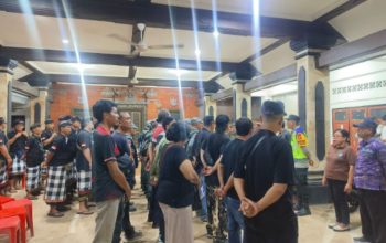 Bhabinkamtibmas Kelurahan Sumerta Dampingi Aparat Kewilayahan Laksanakan Pendataan Duktang di Abiankapas Kaja