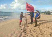 Sat Polairud Polresta Denpasar Pasang Sign “Beach Safety” dan Bendera Larangan Berenang di Kawasan Pantai Nusa Dua