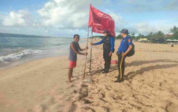 Sat Polairud Polresta Denpasar Pasang Sign “Beach Safety” dan Bendera Larangan Berenang di Kawasan Pantai Nusa Dua