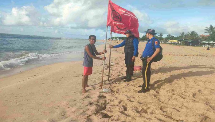 Sat Polairud Polresta Denpasar Pasang Sign “Beach Safety” dan Bendera Larangan Berenang di Kawasan Pantai Nusa Dua