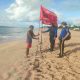 Sat Polairud Polresta Denpasar Pasang Sign “Beach Safety” dan Bendera Larangan Berenang di Kawasan Pantai Nusa Dua