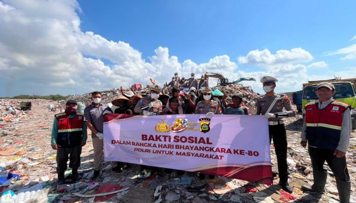 Pembagian Paket Baksos Dalam Rangka HUT Bhayangkara Ke 80