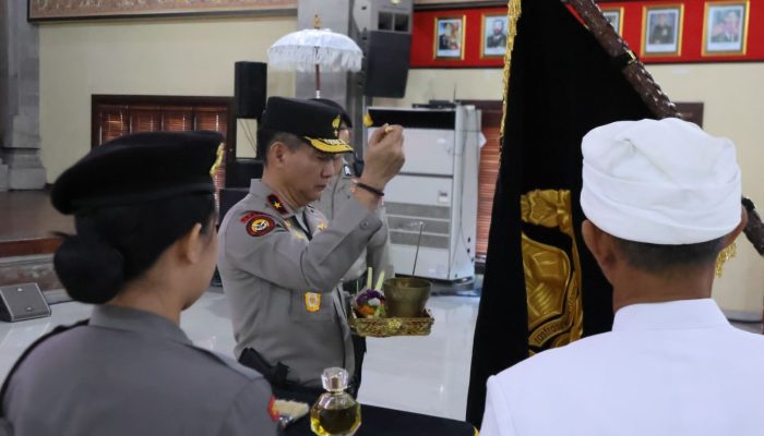 Sambut Hari Bhayangkara, Wakapolda Bali Pimpin Upacara Penyucian Pataka