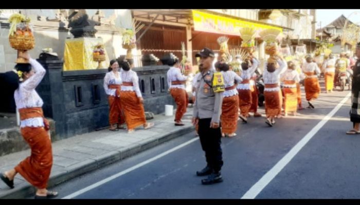 Bhabinkamtibmas Kelurahan Sading Laksanakan Atensi Giat Piodalan di Pura Dalem Tungkub Beserta Pecalang Desa Adat