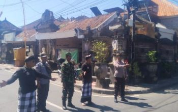 Pastikan Prosesi Ngaben Berjalan Aman dan Lancar, Bhabinkamtibmas Sumerta Kaja Bersama Babinsa dan Pecalang Laksanakan Pengamanan