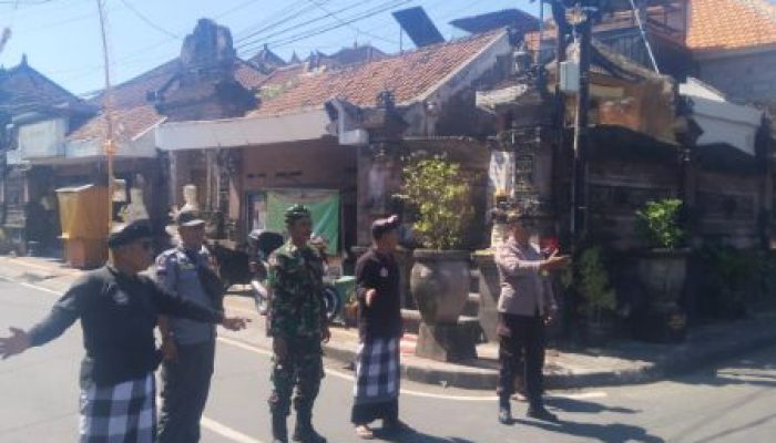 Pastikan Prosesi Ngaben Berjalan Aman dan Lancar, Bhabinkamtibmas Sumerta Kaja Bersama Babinsa dan Pecalang Laksanakan Pengamanan