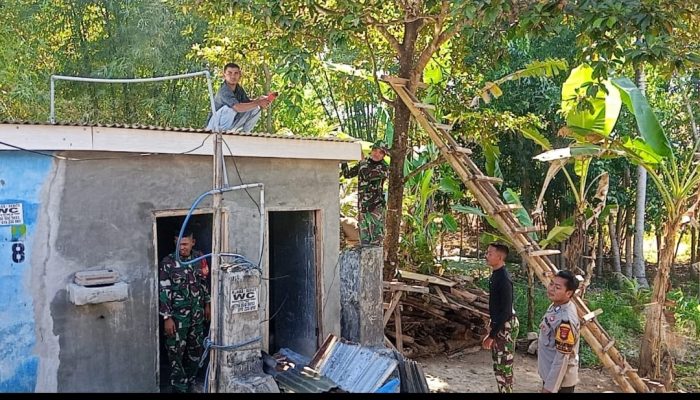 Satgas TMMD Ke 129 Kodim 1614/Dompu Percepat Pemasangan Atap MCK Mushola Darul Ihsani