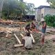 Semangat Kebersamaan Satgas TMMD Kodim 1614/Dompu Percepat Penyelesaian RTLH di Kampasi Meci