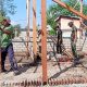 Semangat Gotong Royong, Satgas TMMD Lanjutkan Pemasangan Batako dan Kusen RTLH di Kampasi Meci