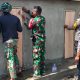 Satgas TMMD Ke 129 Kodim 1614/Dompu dan Santri Gotong Royong Pasang Pintu MCK Ponpes Jamaatul Ilmi NW