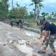 Tingkatkan Akses Ekonomi Petani, Personel Satgas TMMD 129 Kodim Belu Gotong Royong Kebut Peningkatan Jalan Usaha Tani