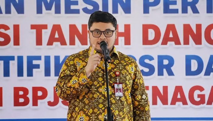 Dukung Peningkatan Produksi, Mas Dhito Kembali Salurkan 216 Bantuan Pertanian Bagi Petani