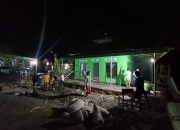 Satgas TMMD 129 Kodim 1614/Dompu Lanjutkan Rehab Musala Baiturahman di Malam Hari