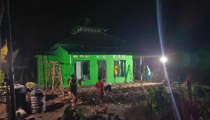 Semangat Tak Kenal Waktu, Satgas TMMD 129 Kerjakan Rehab Musala Baiturahman