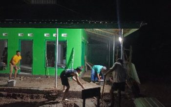 Malam Hari, Satgas TMMD 129 dan Warga Kompak Lanjutkan Pembangunan Musala