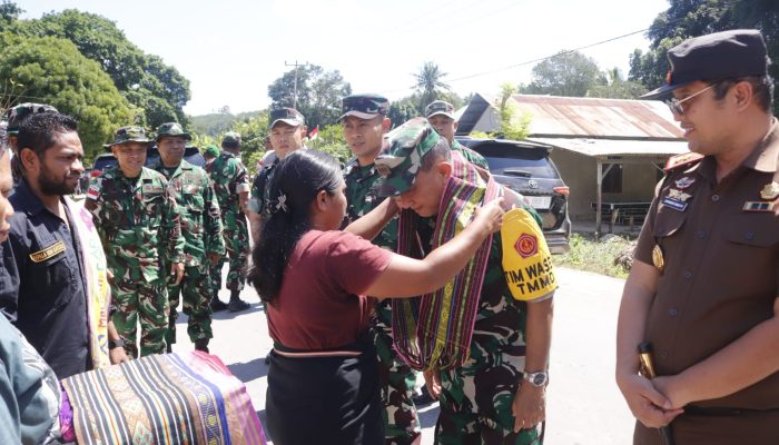 Tinjau TMMD 129 Kodim Belu, Tim Wasev Disambut Pengalungan Kain Tais