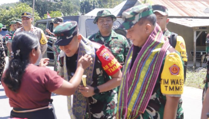 Sambutan Adat Kain Tais Sambut Kedatangan Tim Wasev TMMD 129 Kodim Belu di Malaka