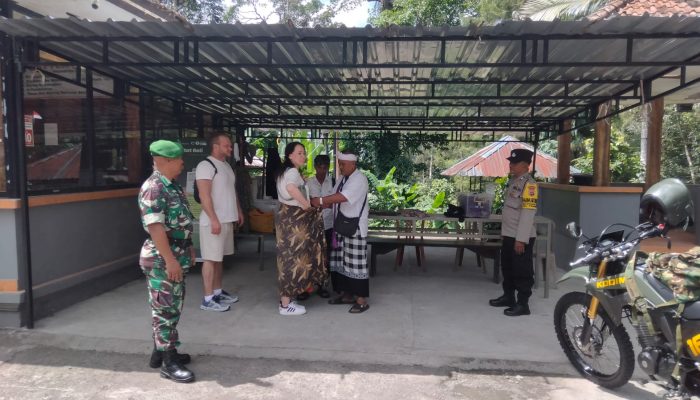 Keamanan Pura Luhur Batukaru Diperketat, Babinsa Wongaya Gede Ajak Pengempon Waspada
