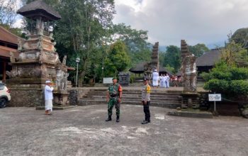 Antisipasi Pencurian, Babinsa Wongaya Gede Bangun Kewaspadaan di Pura Batukaru