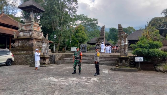 Antisipasi Pencurian, Babinsa Wongaya Gede Bangun Kewaspadaan di Pura Batukaru