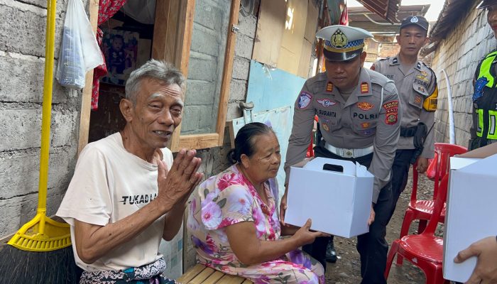 Hari Lalu Lintas Bhayangkara ke 71, Satlantas Polres Jembrana Hadir Berbagi untuk Warga yang Membutuhkan