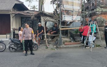 Serentak di Sejumlah Wilayah, Bhabinkamtibmas Polsek Dentim Bersinergi dengan Pemerintah Desa dalam Jumat Bersih