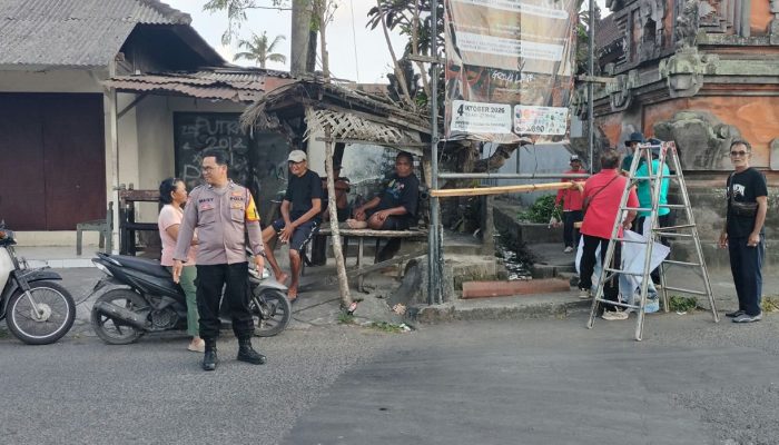 Serentak di Sejumlah Wilayah, Bhabinkamtibmas Polsek Dentim Bersinergi dengan Pemerintah Desa dalam Jumat Bersih